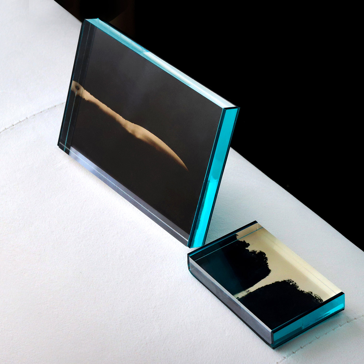 High-transparency acrylic display stand